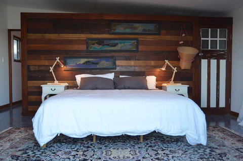 Of Stone & Wood Guesthouse - Accommodation Main Beach 11