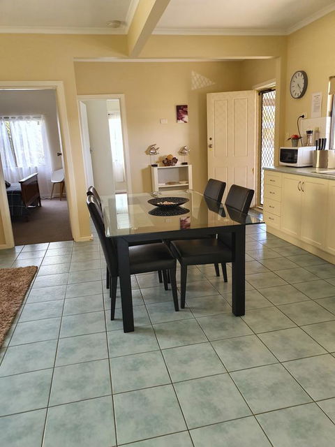 Super Central Location - Accommodation Main Beach 0