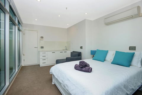 Glenelg Skyline Penthouse - Accommodation Main Beach 12