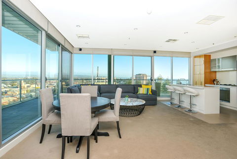 Glenelg Skyline Penthouse - Accommodation Main Beach 7