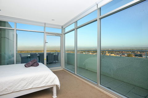 Glenelg Skyline Penthouse - Accommodation Main Beach 13