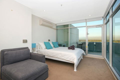 Glenelg Skyline Penthouse - Accommodation Main Beach 36