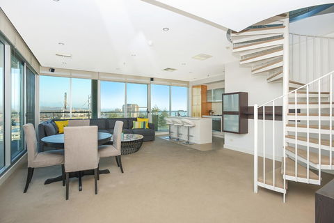 Glenelg Skyline Penthouse - Accommodation Main Beach 40
