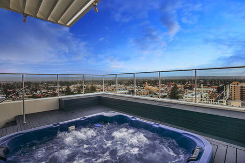 Glenelg Skyline Penthouse - Accommodation Main Beach 0