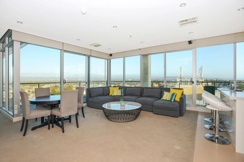 Glenelg Skyline Penthouse - Accommodation Main Beach 8