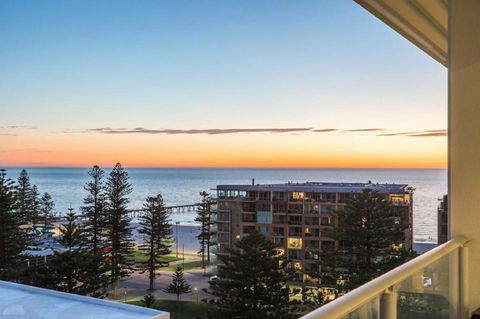 Glenelg Skyline Penthouse - Accommodation Main Beach 3