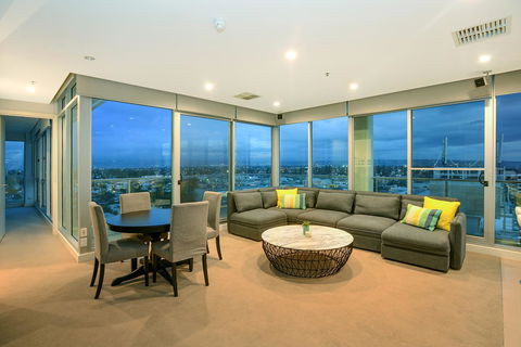 Glenelg Skyline Penthouse - Accommodation Main Beach 4