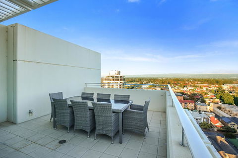 Glenelg Skyline Penthouse - Accommodation Main Beach 6