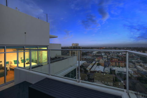 Glenelg Skyline Penthouse - Accommodation Main Beach 10