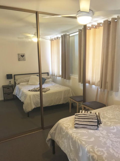 Lakeside - Accommodation Main Beach 7