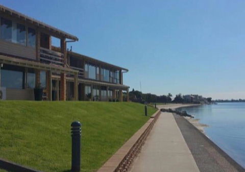 Lakeside - Accommodation Main Beach 4