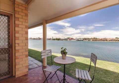 Lakeside - Accommodation Main Beach 1