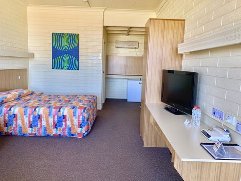 Opal Inn Hotel, Motel, Caravan Park - Accommodation Main Beach 33
