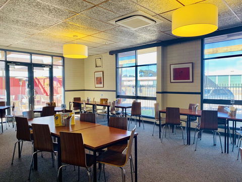 Opal Inn Hotel, Motel, Caravan Park - Accommodation Main Beach 28