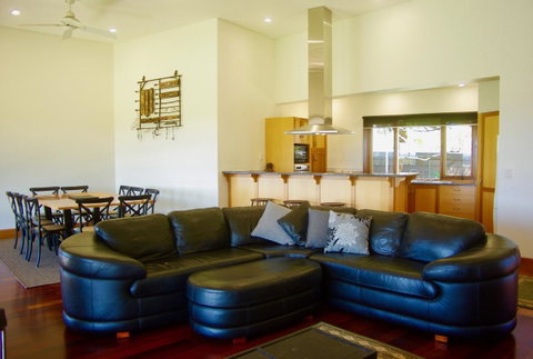 Scobie Lane Retreat - Accommodation Main Beach 4