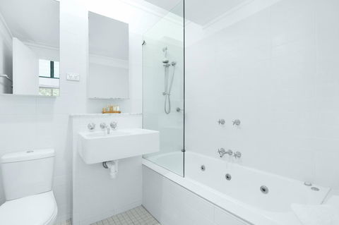 One Mile Retreat - Accommodation Main Beach 10
