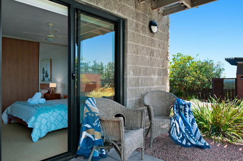 One Mile Retreat - Accommodation Main Beach 8