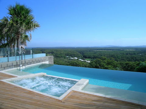 One Mile Retreat - Accommodation Main Beach 2