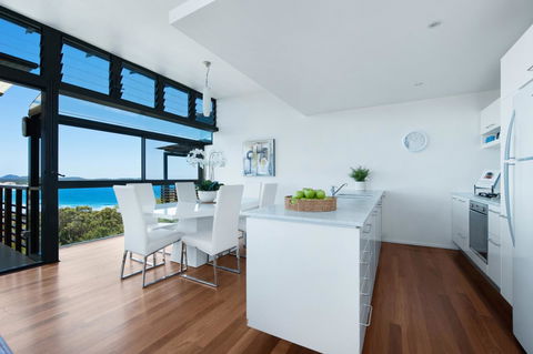 One Mile Retreat - Accommodation Main Beach 5