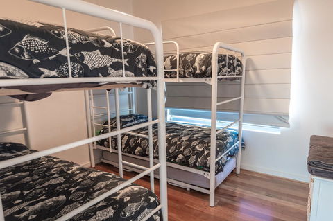 Middle River Beach House - East & West House - Accommodation Main Beach 14