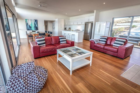 Middle River Beach House - East & West House - Accommodation Main Beach 11
