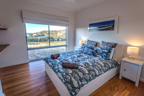 Middle River Beach House - East & West House - Accommodation Main Beach 13