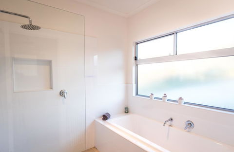 Middle River Beach House - East & West House - Accommodation Main Beach 15