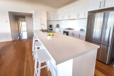 Middle River Beach House - East & West House - Accommodation Main Beach 10