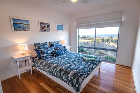 Middle River Beach House - East & West House - Accommodation Main Beach 12