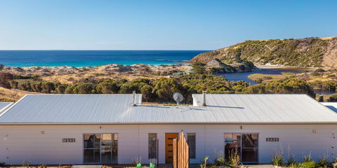 Middle River Beach House - East & West House - Accommodation Main Beach 9