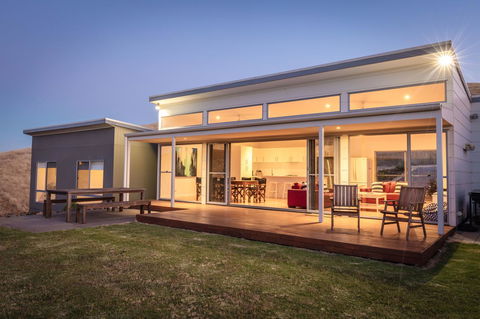 Middle River Beach House - East & West House - Accommodation Main Beach 0