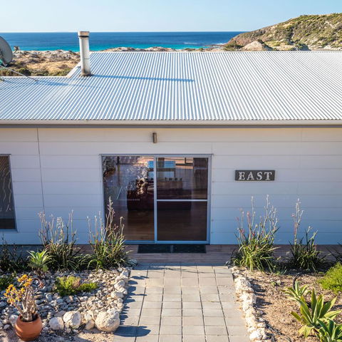 Middle River Beach House - East & West House - Accommodation Main Beach 2