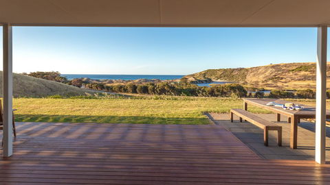 Middle River Beach House - East & West House - Accommodation Main Beach 17