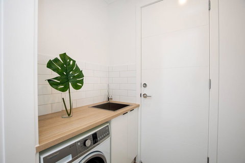 Brand New Affordable Luxury 3 Bedroom 3 Bathrooms House Close To Adelaide City, Chinatown, Beach, Adelaide Airport - Accommodation Main Beach 6