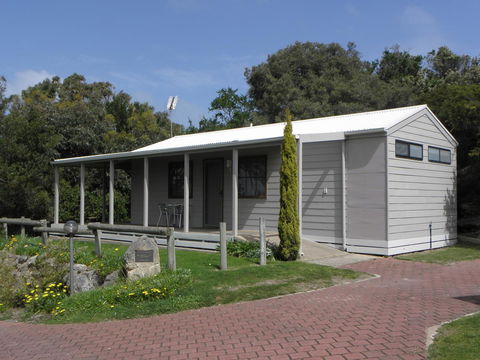 Lakeside Tourist Park - Accommodation Main Beach 1