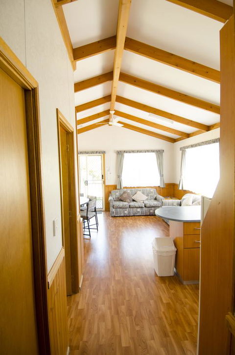 Lakeside Tourist Park - Accommodation Main Beach 5