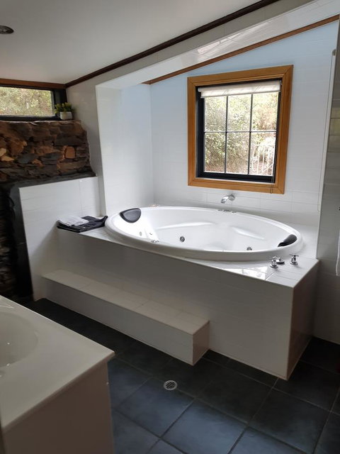 William Hunt's Retreat - Cypress Studio - Accommodation Main Beach 3