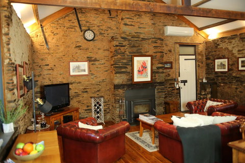 William Hunt's Retreat - Cypress Studio - Accommodation Main Beach 14