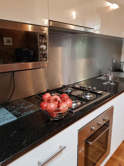 William Hunt's Retreat - Cypress Studio - Accommodation Main Beach 13