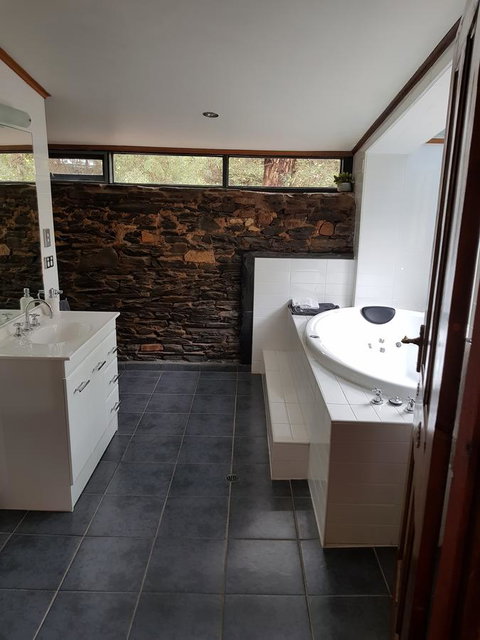 William Hunt's Retreat - Cypress Studio - Accommodation Main Beach 4