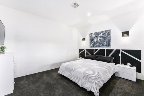 KENNEDY EXECUTIVE TOWNHOUSE - Accommodation Main Beach 2