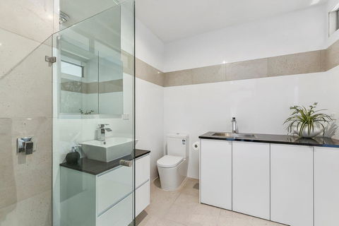 KENNEDY EXECUTIVE TOWNHOUSE - Accommodation Main Beach 5