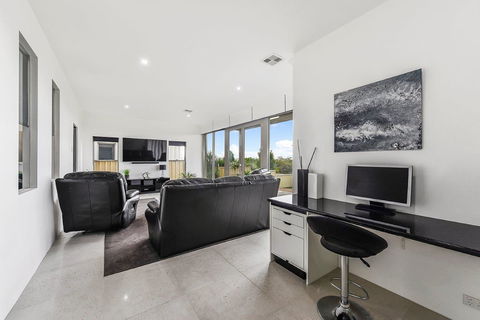 KENNEDY EXECUTIVE TOWNHOUSE - Accommodation Main Beach 16