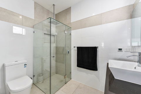 KENNEDY EXECUTIVE TOWNHOUSE - Accommodation Main Beach 7