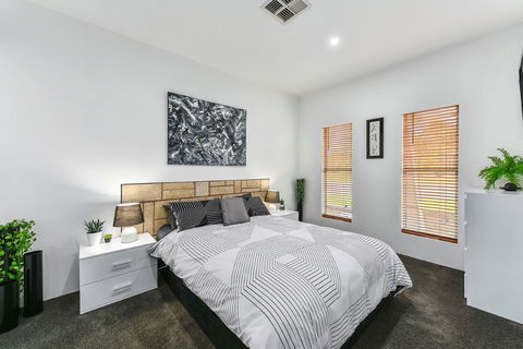 KENNEDY EXECUTIVE TOWNHOUSE - Accommodation Main Beach 4