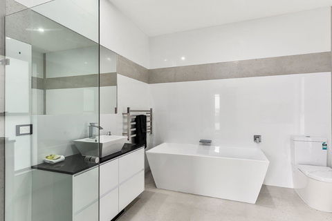 KENNEDY EXECUTIVE TOWNHOUSE - Accommodation Main Beach 1