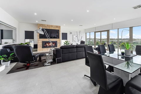 KENNEDY EXECUTIVE TOWNHOUSE - Accommodation Main Beach 19