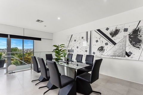 KENNEDY EXECUTIVE TOWNHOUSE - Accommodation Main Beach 10