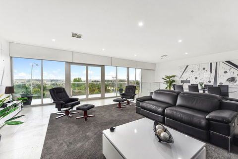 KENNEDY EXECUTIVE TOWNHOUSE - Accommodation Main Beach 13