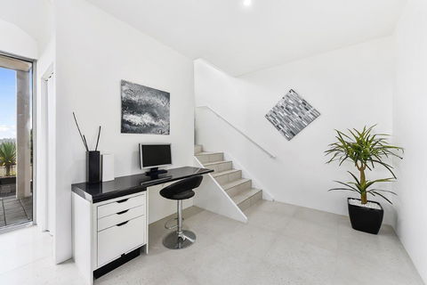KENNEDY EXECUTIVE TOWNHOUSE - Accommodation Main Beach 8